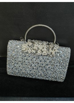 Изключително ефектна дамска чанта с кристали Сваровски и нежен обков с кристали в цвят сребро